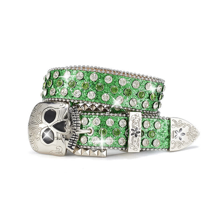 Cinturón de cuero con tachuelas y diamantes de imitación con hebilla de calavera de estilo urbano.