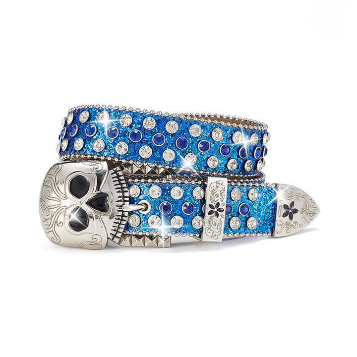 Cinturón de cuero con tachuelas y diamantes de imitación con hebilla de calavera de estilo urbano.