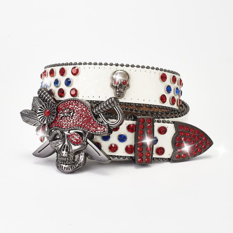 Cinturón de cuero con tachuelas y diamantes de imitación con hebilla pirata estilo punk