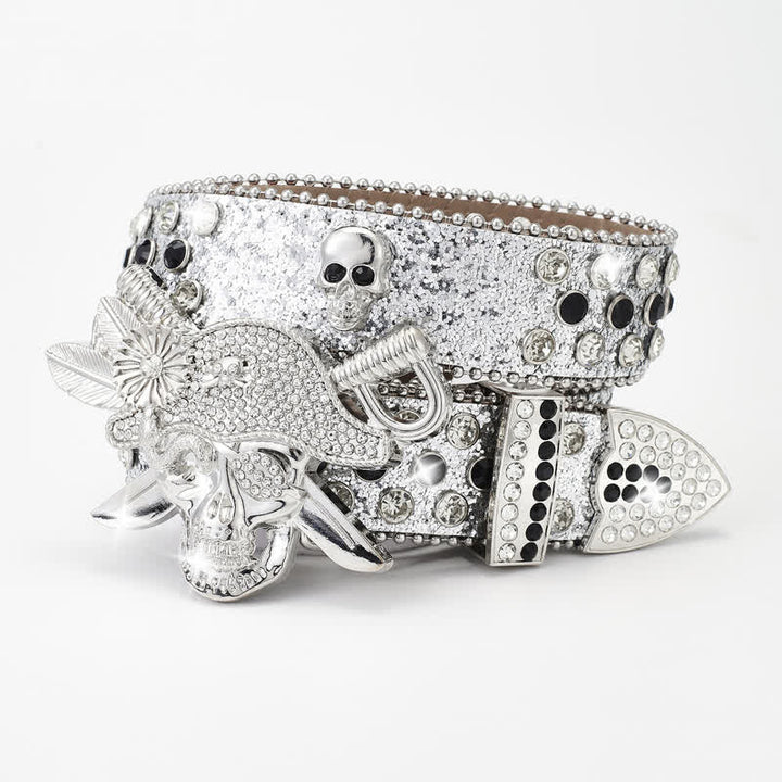 Cinturón de cuero con tachuelas y diamantes de imitación con hebilla pirata estilo punk