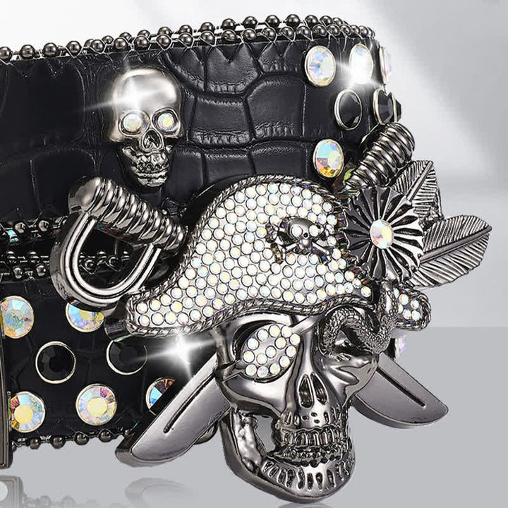 Cinturón de cuero con tachuelas y diamantes de imitación con hebilla pirata estilo punk