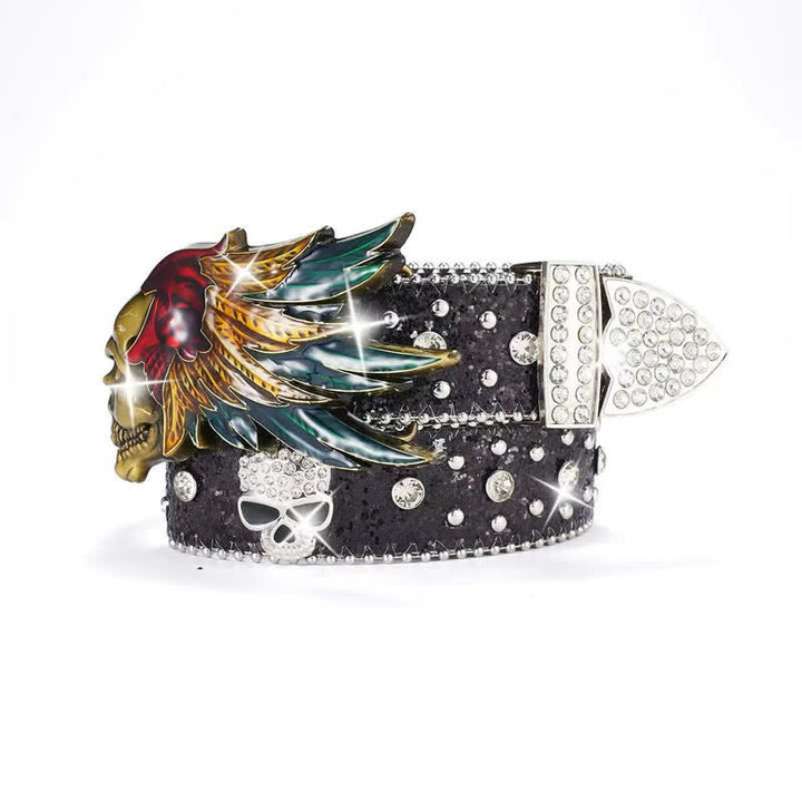 Cinturón de cuero con remaches de lentejuelas y cabeza de calavera con plumas indias.