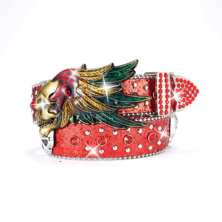 Cinturón de cuero con remaches de lentejuelas y cabeza de calavera con plumas indias.