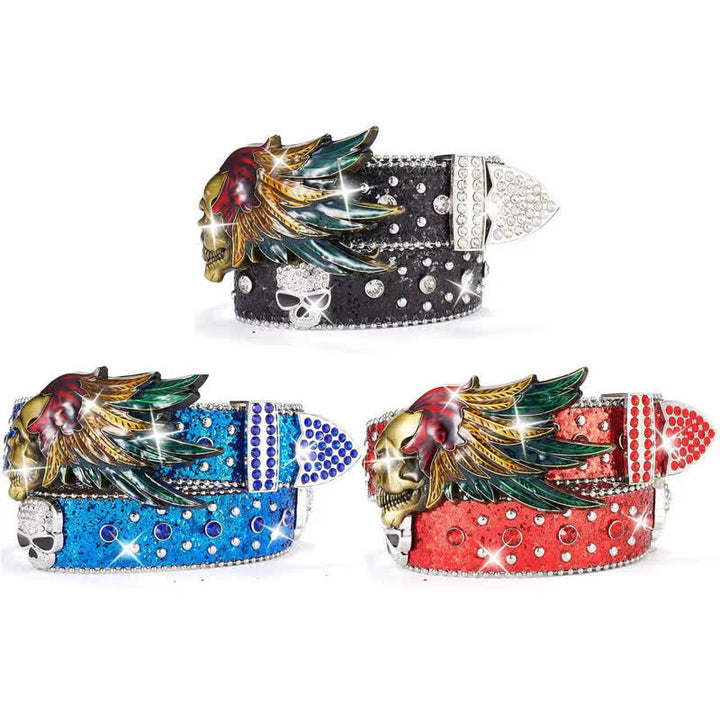 Cinturón de cuero con remaches de lentejuelas y cabeza de calavera con plumas indias.