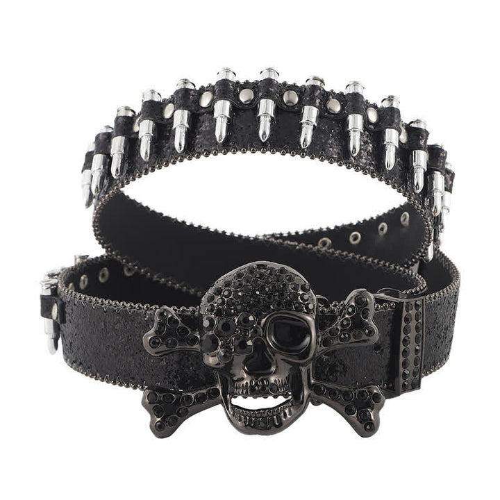 Cinturón de cuero con remaches en forma de bala y hebilla de diamantes de imitación con calavera de roca