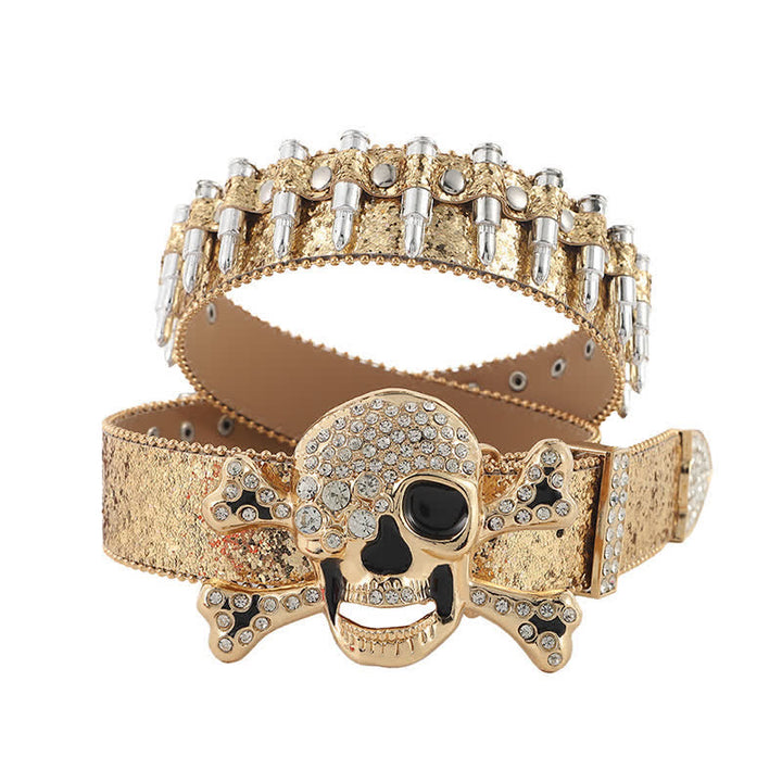 Cinturón de cuero con remaches en forma de bala y hebilla de diamantes de imitación con calavera de roca