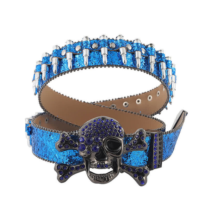 Cinturón de cuero con remaches en forma de bala y hebilla de diamantes de imitación con calavera de roca