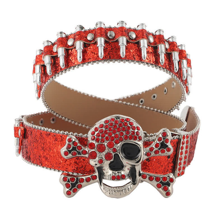 Cinturón de cuero con remaches en forma de bala y hebilla de diamantes de imitación con calavera de roca