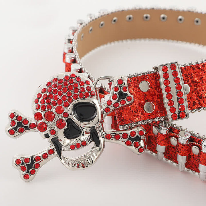 Cinturón de cuero con remaches en forma de bala y hebilla de diamantes de imitación con calavera de roca
