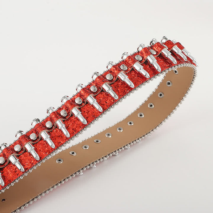 Cinturón de cuero con remaches en forma de bala y hebilla de diamantes de imitación con calavera de roca