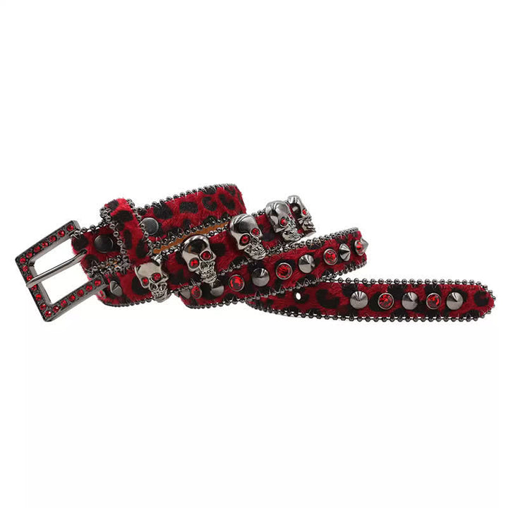 Cinturón de cuero con estampado de leopardo y remaches de calavera gótica elegante