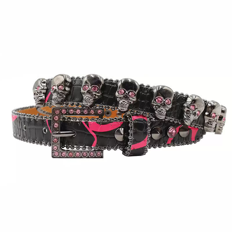 Cinturón de cuero con estampado de leopardo y remaches de calavera gótica elegante