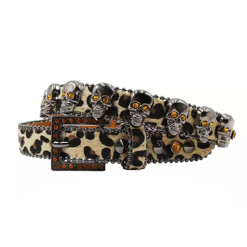 Cinturón de cuero con estampado de leopardo y remaches de calavera gótica elegante