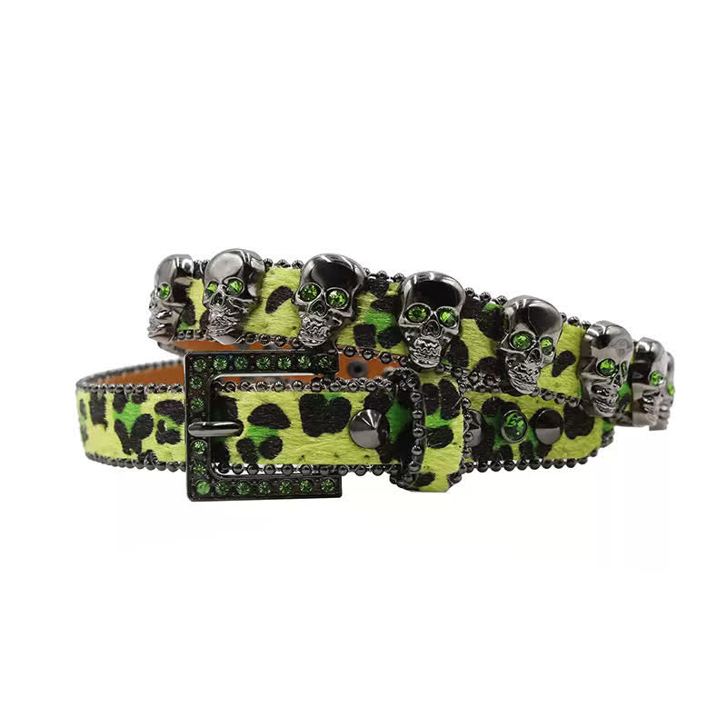 Cinturón de cuero con estampado de leopardo y remaches de calavera gótica elegante