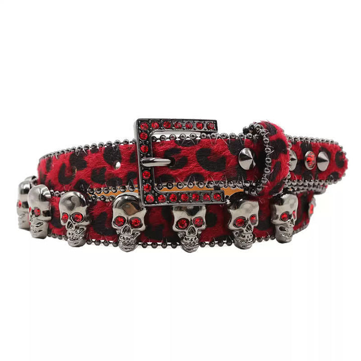 Cinturón de cuero con estampado de leopardo y remaches de calavera gótica elegante
