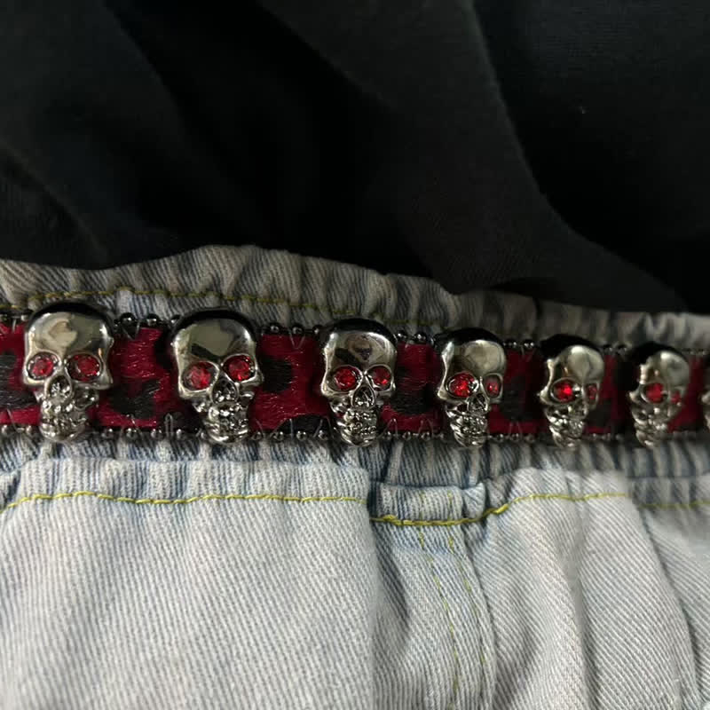 Cinturón de cuero con estampado de leopardo y remaches de calavera gótica elegante