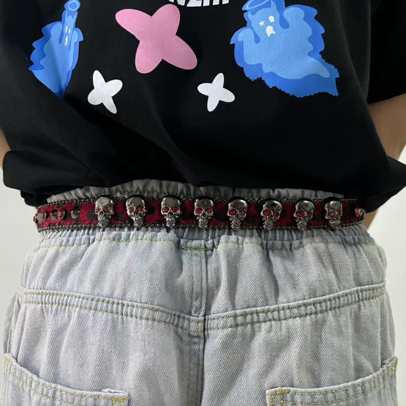 Cinturón de cuero con estampado de leopardo y remaches de calavera gótica elegante