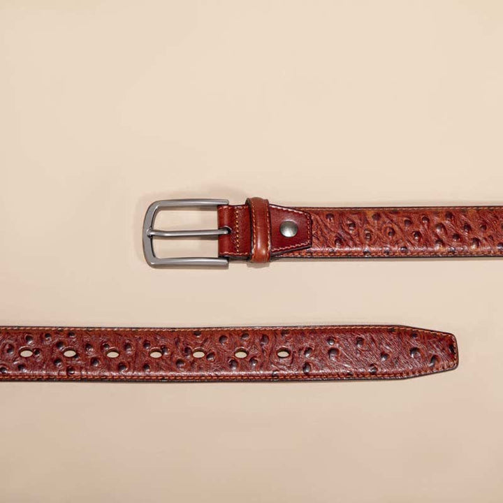 Cinturón de piel de caimán con estampado de cocodrilo exótico.