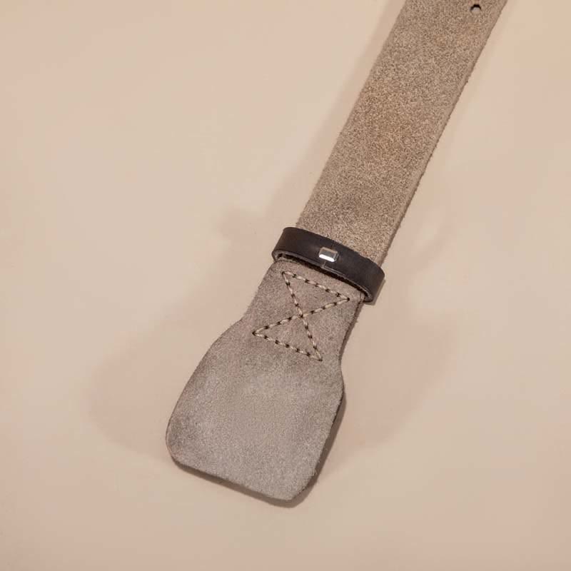Cinturón de piel de vaca con hebilla cuadrada y doble punta atemporal