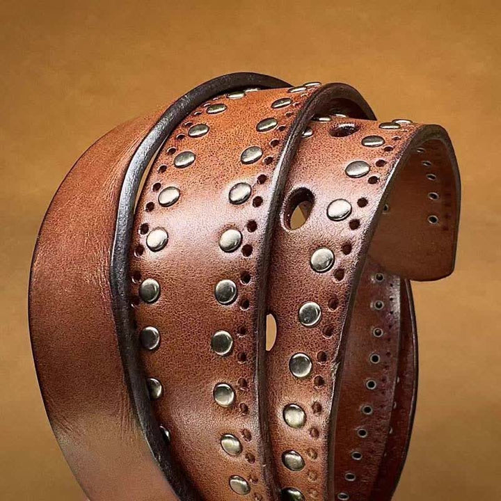 Cinturón de cuero con remaches de metal punk de color puro antiguo
