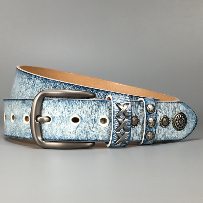Cinturón de cuero con remaches plateados, azul y blanco frotado, estilo retro