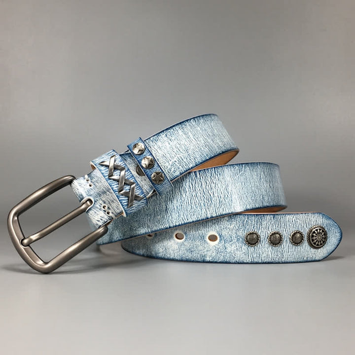 Cinturón de cuero con remaches plateados, azul y blanco frotado, estilo retro