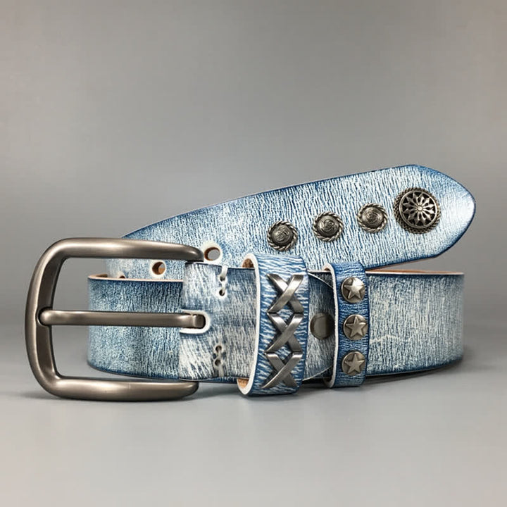 Cinturón de cuero con remaches plateados, azul y blanco frotado, estilo retro