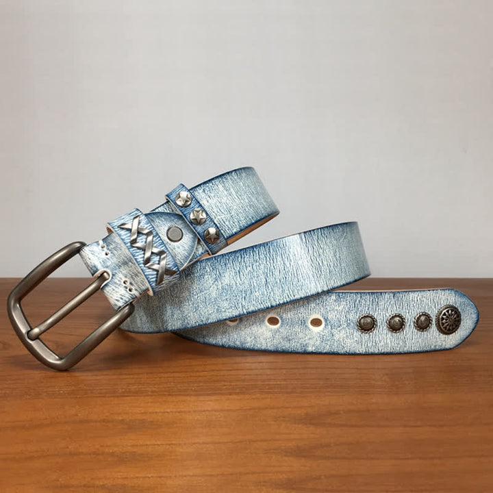 Cinturón de cuero con remaches plateados, azul y blanco frotado, estilo retro