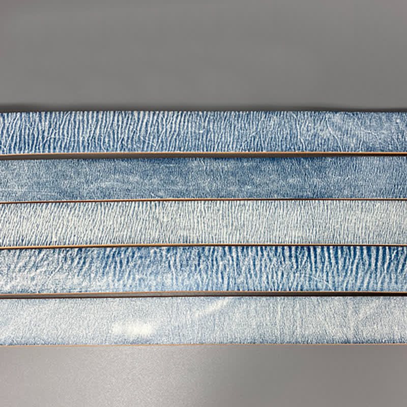 Cinturón de cuero con remaches plateados, azul y blanco frotado, estilo retro