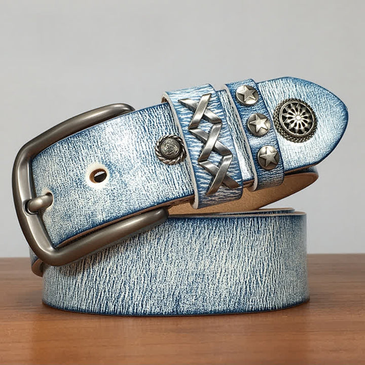 Cinturón de cuero con remaches plateados, azul y blanco frotado, estilo retro