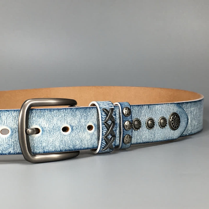 Cinturón de cuero con remaches plateados, azul y blanco frotado, estilo retro