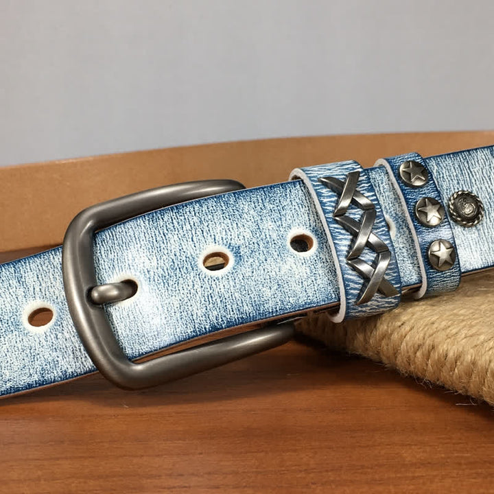 Cinturón de cuero con remaches plateados, azul y blanco frotado, estilo retro