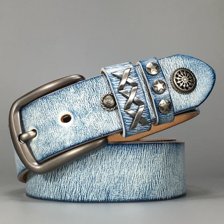 Cinturón de cuero con remaches plateados, azul y blanco frotado, estilo retro