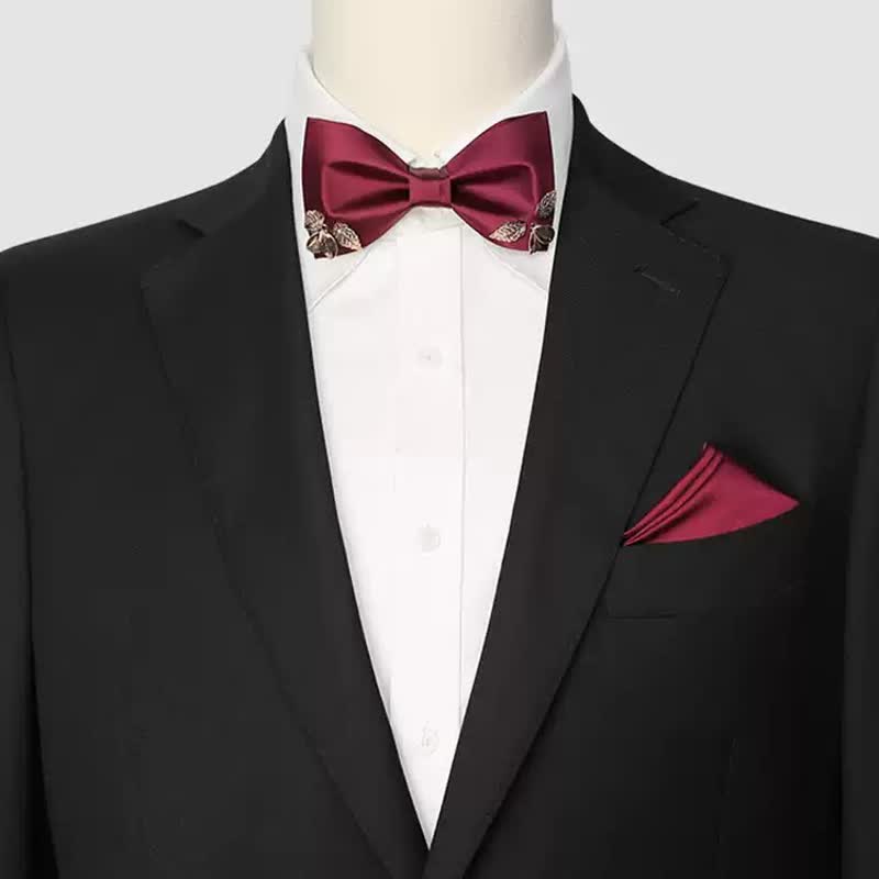 Pajarita para hombre con adornos de hojas de metal color burdeos