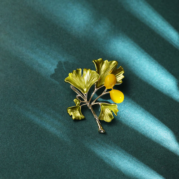 Broche elegante de hoja de ginkgo amarilla para mujer