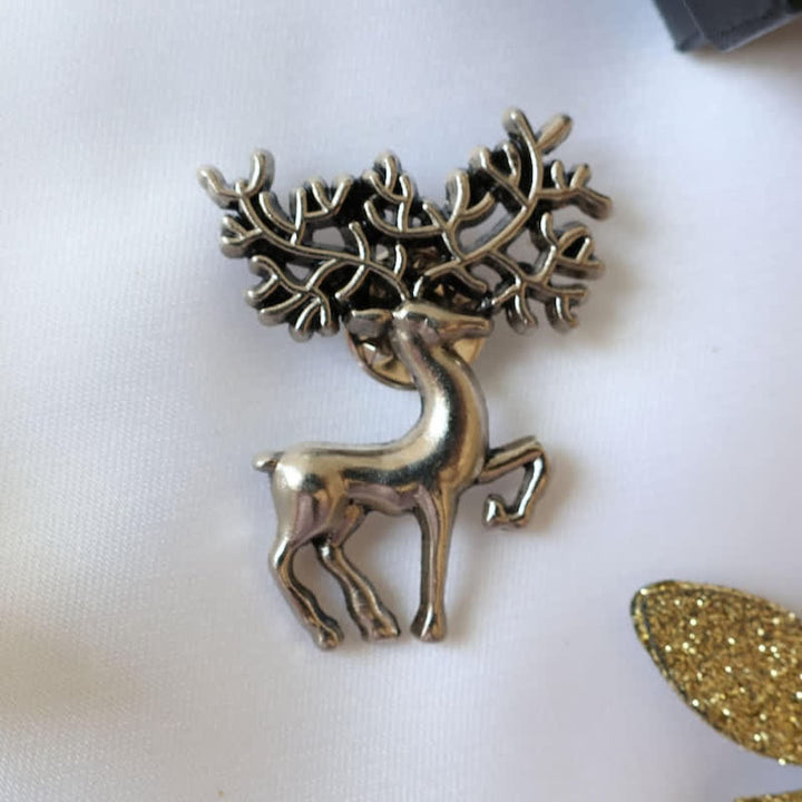 Broche de accesorio para traje de hombre con ciervo y alce navideño de plata