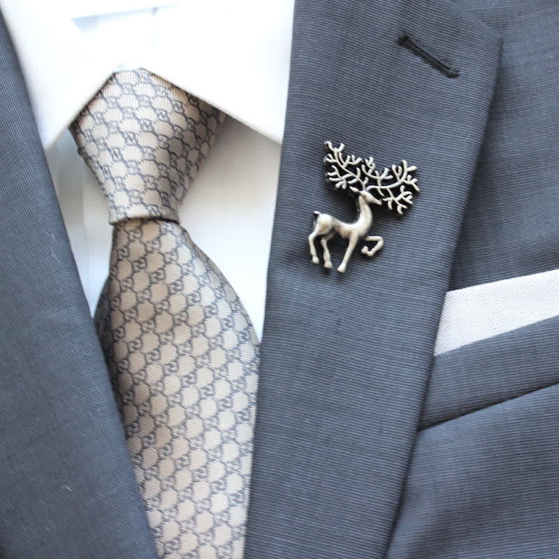 Broche de accesorio para traje de hombre con ciervo y alce navideño de plata