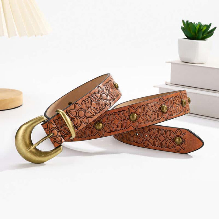 Cinturón de cuero con remaches de bronce y estampado de flores elegante