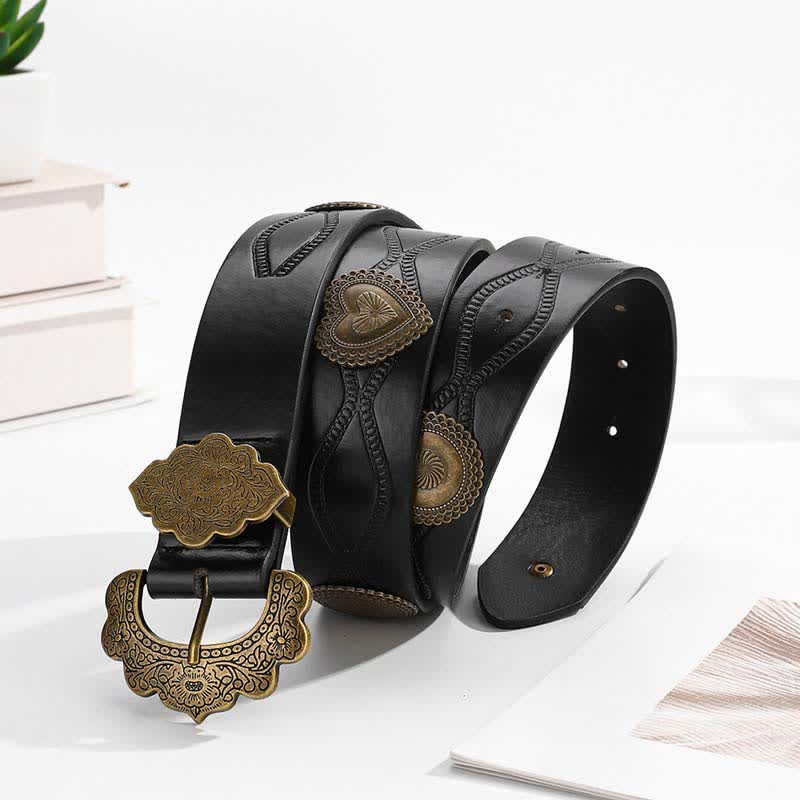 Cinturón de cuero negro con remaches redondos y corazón de bronce antiguo