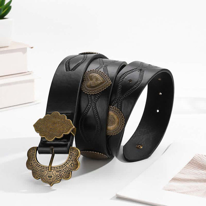 Cinturón de cuero negro con remaches redondos y corazón de bronce antiguo