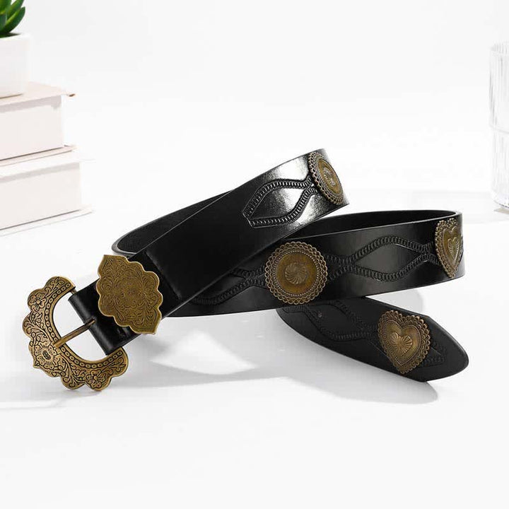 Cinturón de cuero negro con remaches redondos y corazón de bronce antiguo