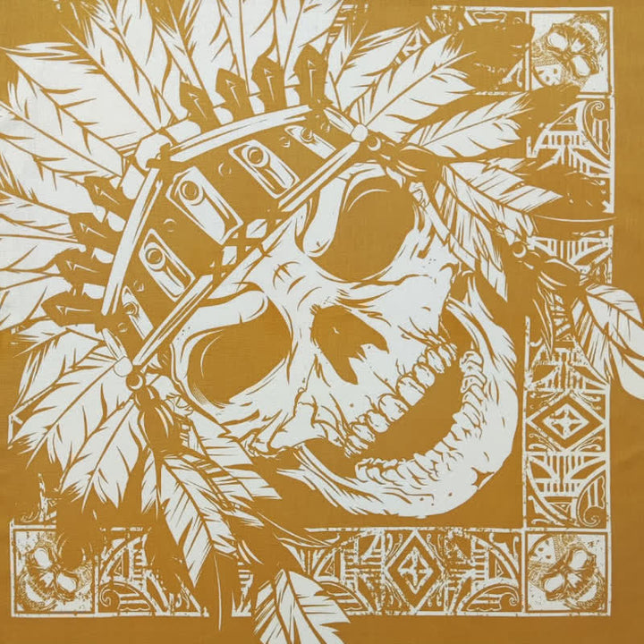 Bufanda cuadrada con estampado de calavera pirata en amarillo y blanco