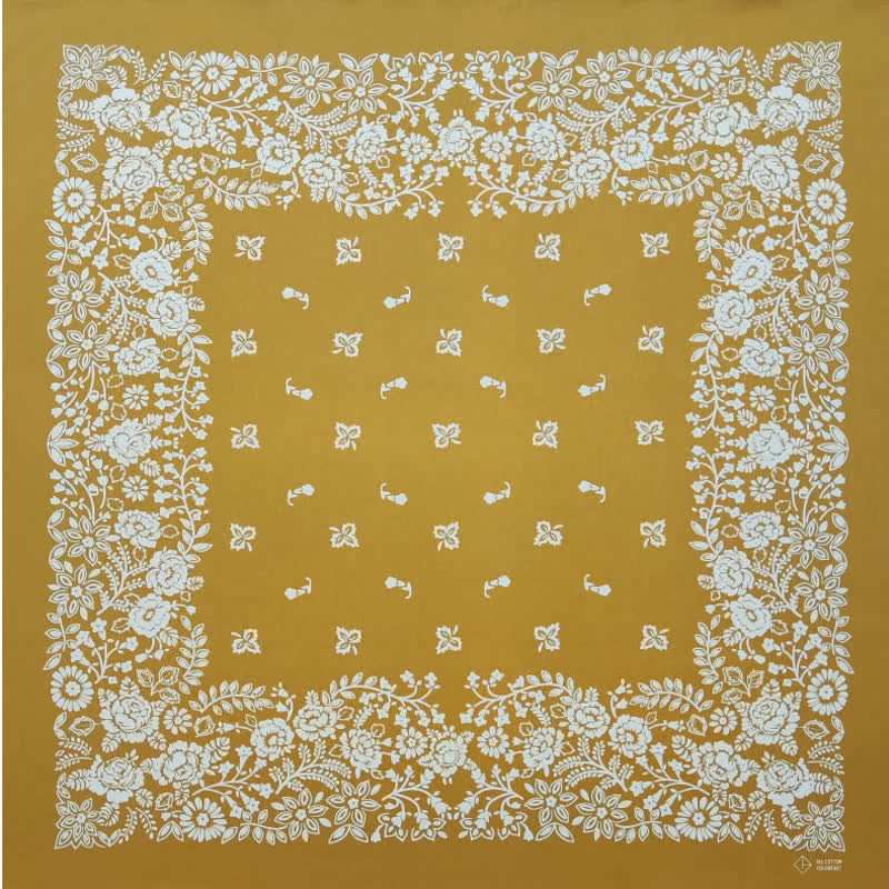 Bufanda cuadrada con estampado de calavera pirata en amarillo y blanco