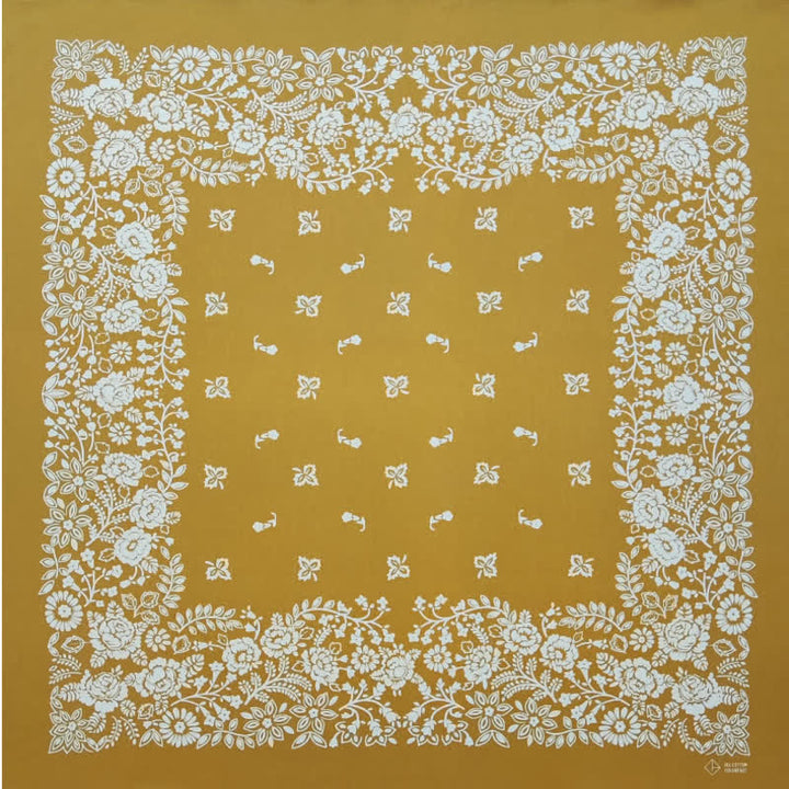 Bufanda cuadrada con estampado de calavera pirata en amarillo y blanco