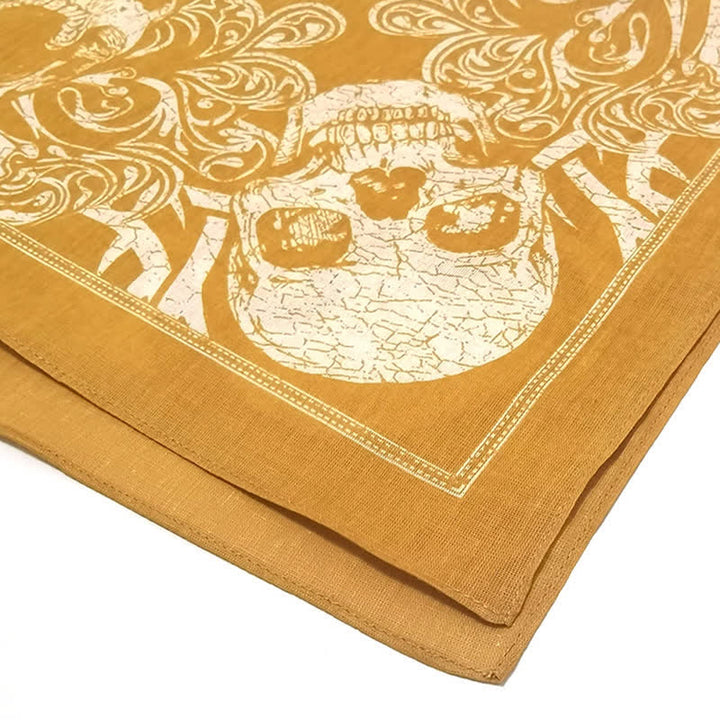 Bufanda cuadrada con estampado de calavera pirata en amarillo y blanco