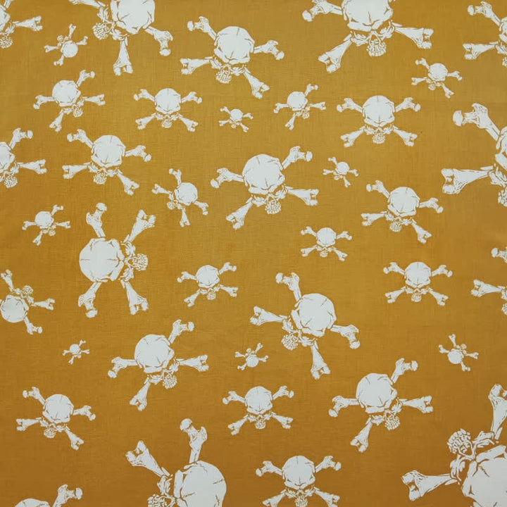 Bufanda cuadrada con estampado de calavera pirata en amarillo y blanco