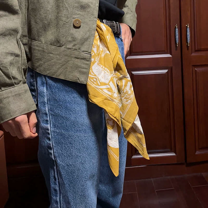 Bufanda cuadrada con estampado de calavera pirata en amarillo y blanco