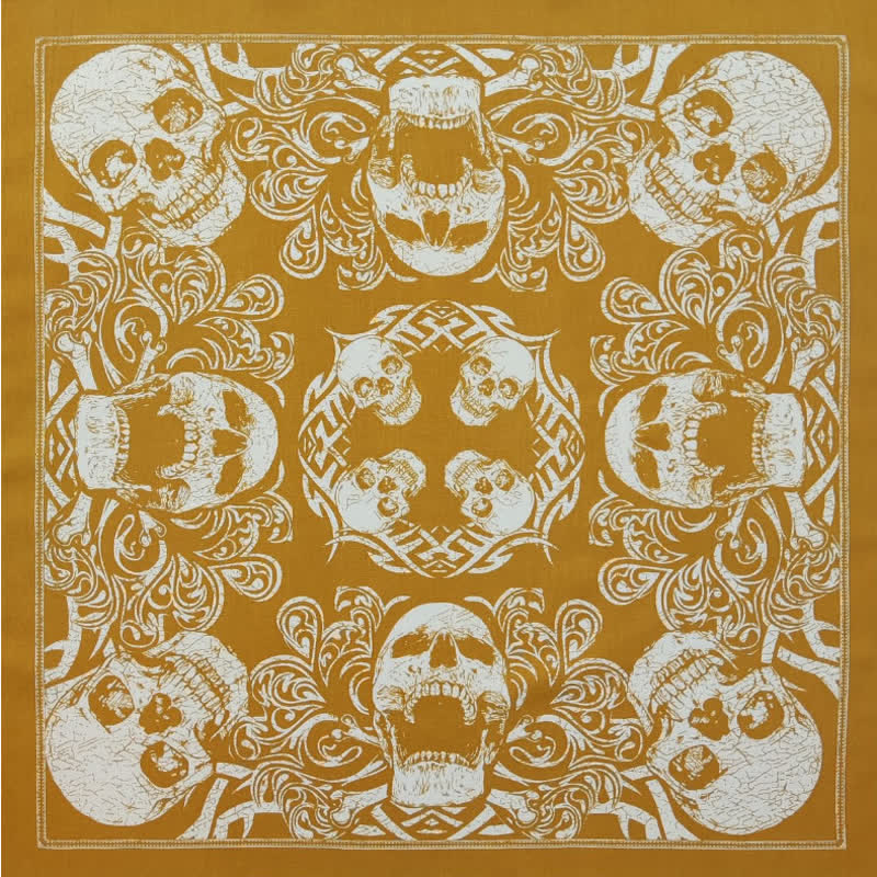 Bufanda cuadrada con estampado de calavera pirata en amarillo y blanco
