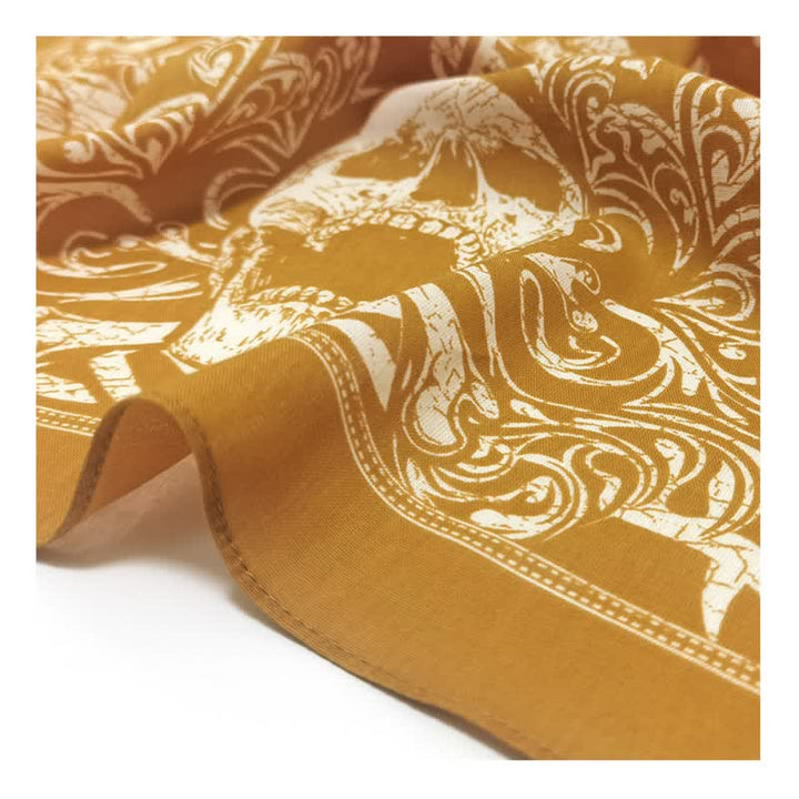 Bufanda cuadrada con estampado de calavera pirata en amarillo y blanco