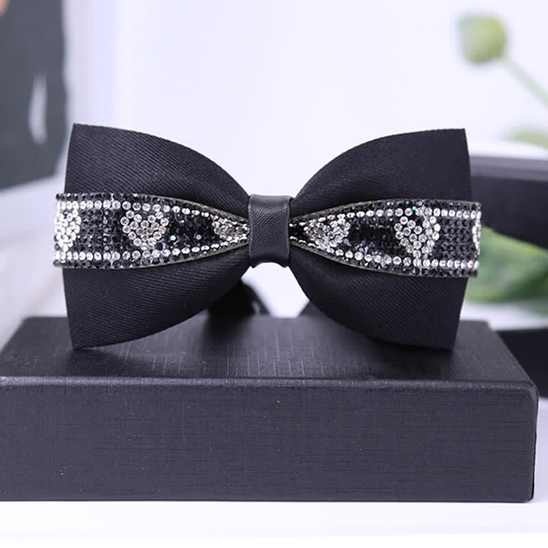 Pajarita para hombre con piedras brillantes y base negra